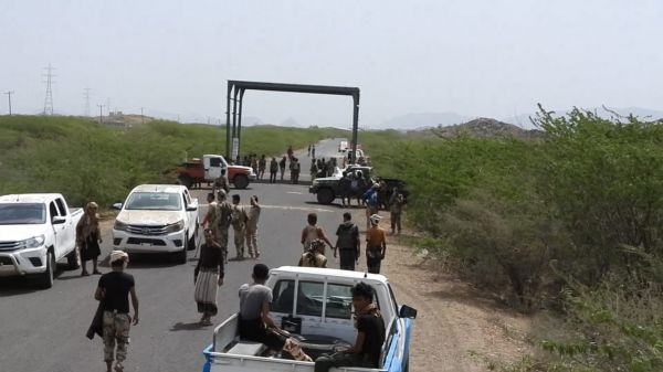 بتوجيهات العميد طارق صالح.. فتح طريق حيوي إلى تعز من جانب واحد 