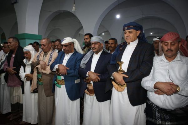 صور| عضو مجلس القيادة الرئاسي العميد طارق صالح يؤدي صلاة العيد مع جموع المواطنين في تعز 