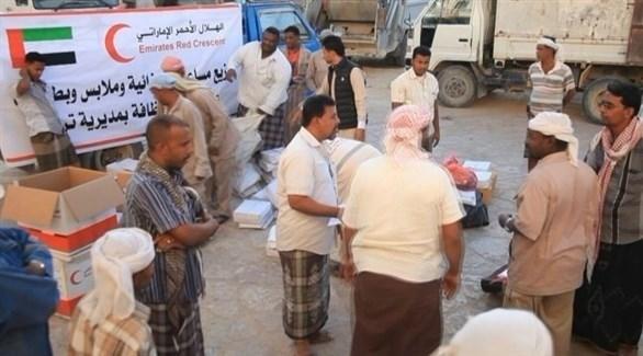 الهلال الأحمر الإماراتي يوزع مساعدات غذائية في حضرموت والضالع