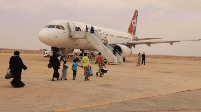 التحالف العربي يواصل النقل الجوي لمسافرين يمنيين عالقين إلى جزيرة سقطرى