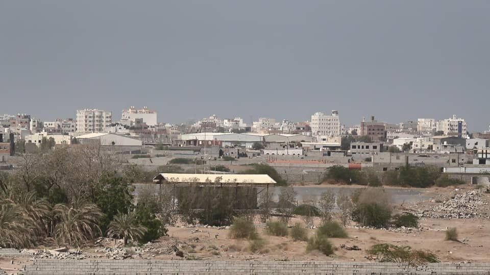 القوات المشتركة تخمد نيرانا حوثية بمدينة الحديدة وقصف المليشيا قرى في التحيتا