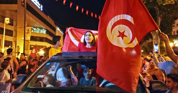 أحزاب سياسية ترحب بدستور تونس الجديد
