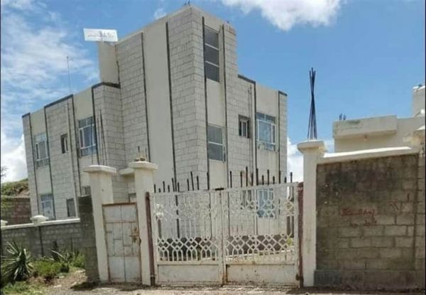 مليشيا الحوثي تنهب وحدة صحية في إب