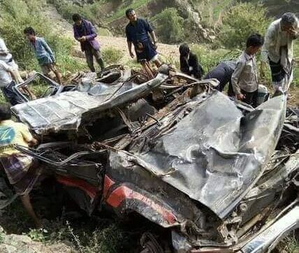 ذمار.. وفاة 9 أشخاص وإصابة آخرين في حادث سقوط سيارة