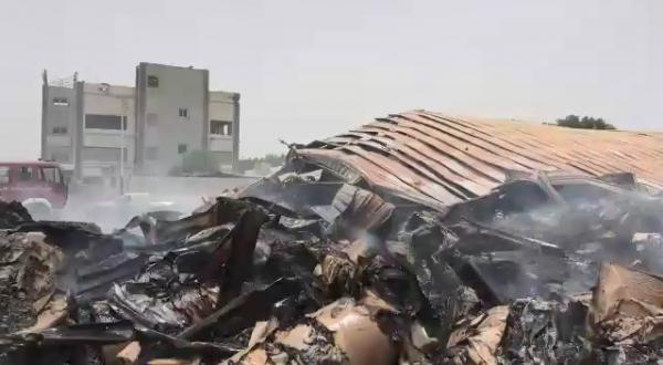 (توثيق حي) لجريمة جديدة ترتكبتها المليشيات الحوثية في منشأة صناعية بمدينة الحديدة