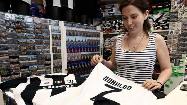 قميص رونالدو يبتاع كل دقيقة في إيطاليا