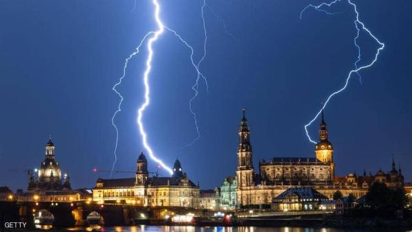 إصابة 15 لاعب كرة قدم بسبب "صاعقة برق"