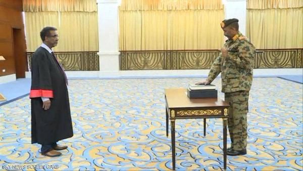 البرهان يودي اليمين الدستوري أمام رئيس القضاء السوداني 