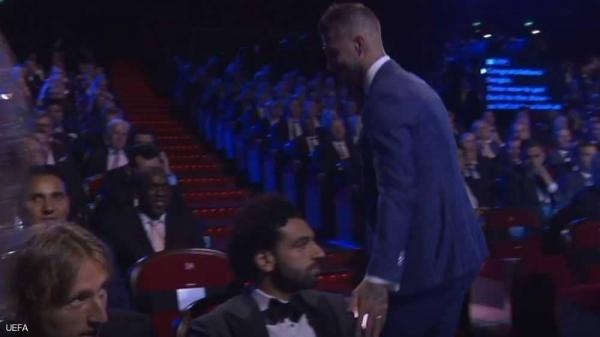 محمد صلاح يتعمد تجاهل سيرجو راموس