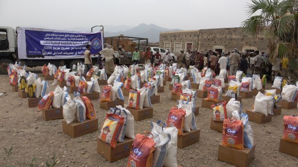 صور| بدعم رئيس المكتب السياسي.. توزيع 400 سلة غذائية لأهالي موزع 