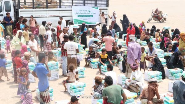 توزيع ألف حقيبة نظافة شخصية لنازحين في الحديدة بدعم سعودي