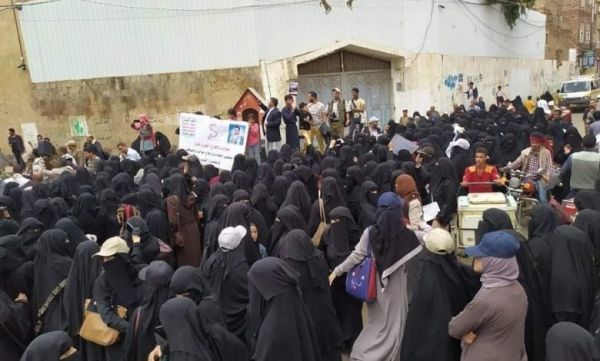 مليشيا الحوثي تعتدي على تظاهرة نسائية حاشدة في صنعاء
