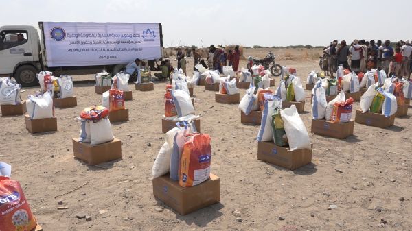 فيديو| بدعم المقاومة الوطنية.. مؤسسة "لوتس يمن" توزع 220 سلّة غذائية للنازحين في الخوخة 