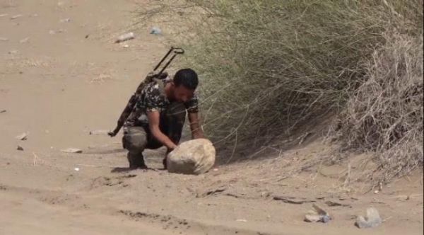 تفكيك عبوة ناسفة زرعها الحوثيون في طريق رئيسي جنوب الحديدة