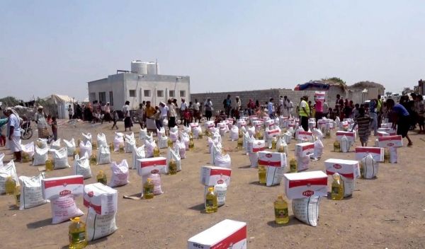 الهلال الأحمر الإماراتي يوزع مساعدات غذائية على 1200 أسرة نازحة في الخوخة