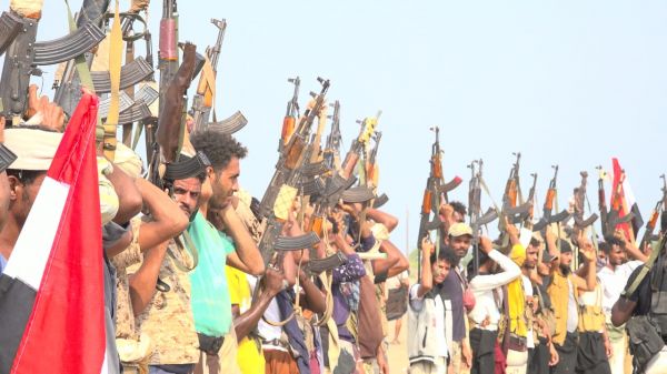 صور| وقفة قبَلية مسلحة لأبناء الحديدة تنديدًا بجرائم مليشيا الحوثي في بيت الفقيه 