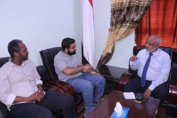 محافظ الحديدة يتفق مع الصليب الأحمر الدولي على مساعدات صحية عاجلة لحيس