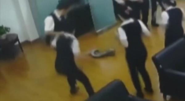 أفعى ضخمة تسقط فوق رؤوس موظفي بنك!