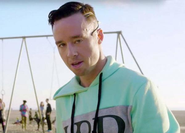 وفاة مغني راب كندي خلال حركة بهلوانية في الجو