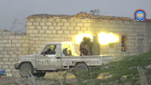 «فيديو» - مصرع قناص وعدد من مقاتلي المليشيات الحوثية في الحديدة