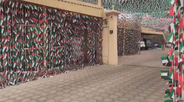 مواطن إماراتي يزين منزله بـ 140 ألف علم