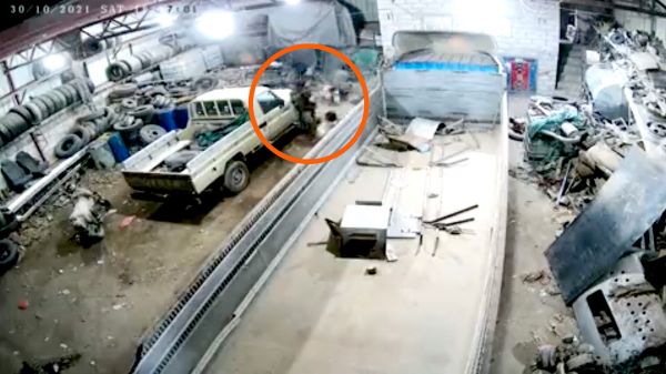 مسلح حوثي يقتل ويجرح مدنيين عزل في ورشة إصلاح مركبات إثر خلاف بسيط 