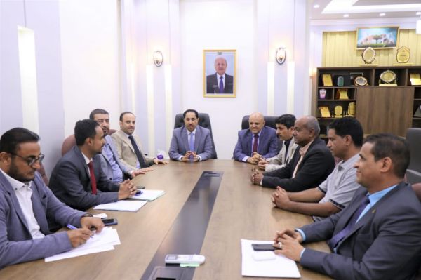 توقيع اتفاقية تنفيذ مشروع تعشيب ملعب الشهداء في تعز  