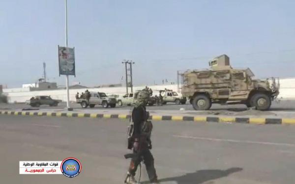 مشاهد نوعية لأبطال حراس الجمهورية أثناء تطهير شوارع رئيسية بمدينة الحديدة