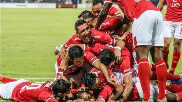الأهلي المصري يتصدر الدوري بعد فوز كاسح 