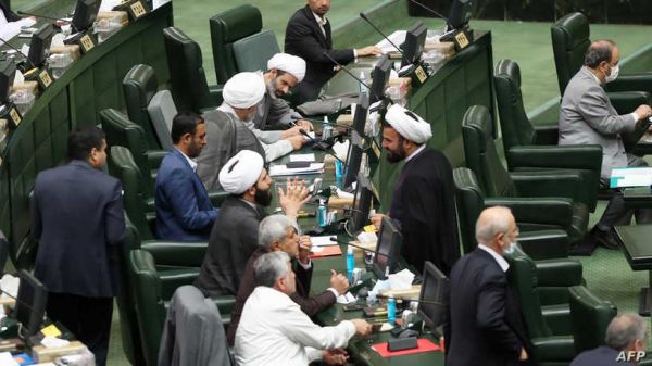 تصاعد الخلاف الإيراني بشأن قرار وقف تنفيذ الالتزامات النووية 