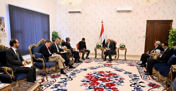 رئيس مجلس القيادة الرئاسي يبحث مع سفراء الاتحاد الأوروبي تداعيات هجمات الحوثي الإرهابية على منشآت النفط
