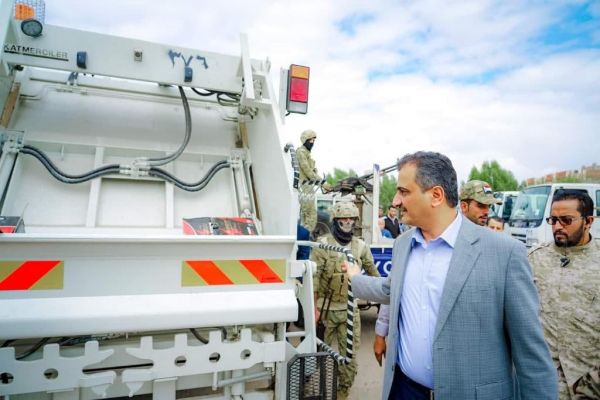 بدعم ياباني... محافظ عدن يدشن توزيع شاحنات لصندوق النظافة 