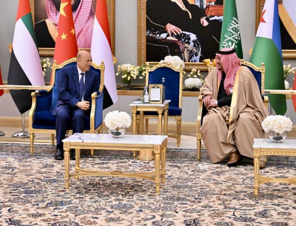 رئيس مجلس القيادة الرئاسي يصل الرياض للمشاركة في اعمال القمة العربية الصينية 