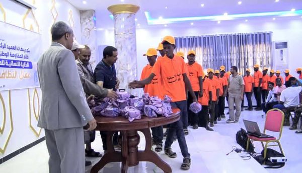 فيديو+صور| إنسانية المقاومة الوطنية تكرم 70 من عمال النظافة في مديرية المخا