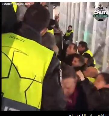 أمن برشلونة يعتدي بالضرب على مشجعي توتنهام 