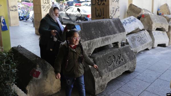 لبنان.. الأمن يغلق طرقا تؤدي إلى ساحات التظاهر في بيروت