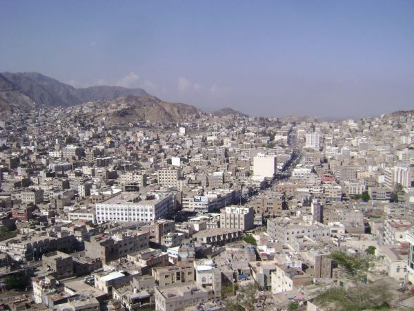 تعز: إصابة طفلين في قصف حوثي استهدف حيًا سكنيًا 