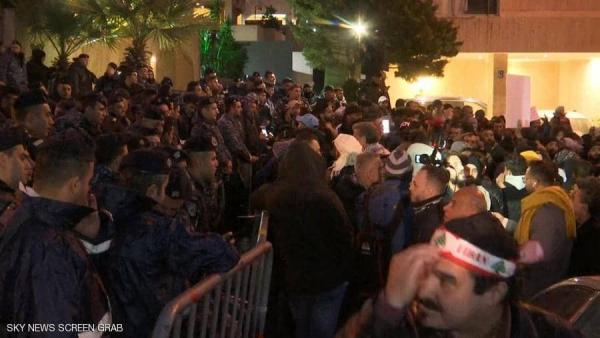 لبنان.. عشرات المحتجين يتجمعون أمام منزل رئيس الوزراء المكلف 