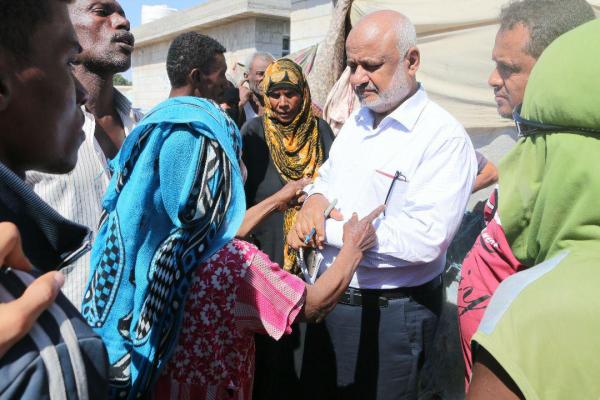 المحافظ طاهر يتفقد مخيمات نازحي الحديدة في عدن
