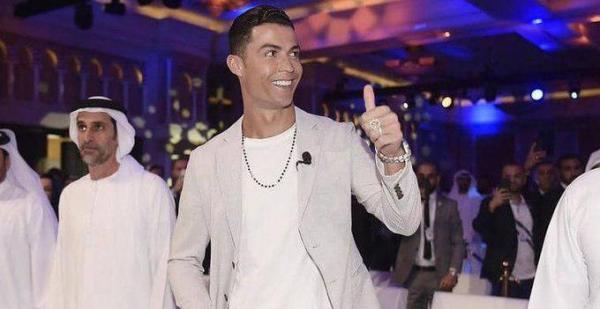 رونالدو يفوز بجائزة "غلوب سوكر" لأفضل لاعب في العالم