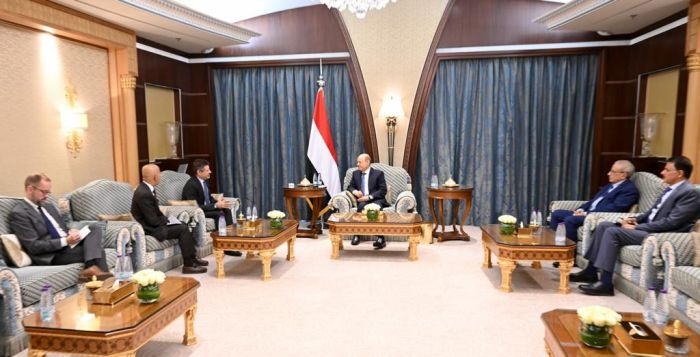 رئيس مجلس القيادة يستقبل السفير الأمريكي 