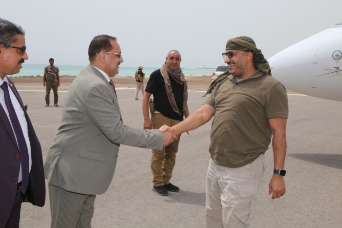 العميد طارق صالح يصل الساحل الغربي بعد تقديم واجب العزاء لرئيس دولة الإمارات 