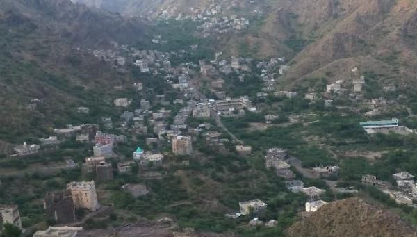 مليشيا الحوثي تستهدف بقصف صاروخي قرية آهلة بالسكان غرب تعز