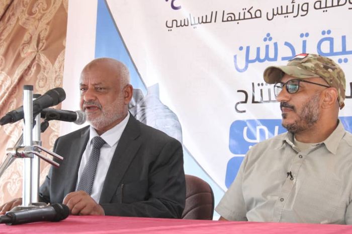 محافظ الحديدة: العميد طارق صالح يذكّرنا بزمن الدولة