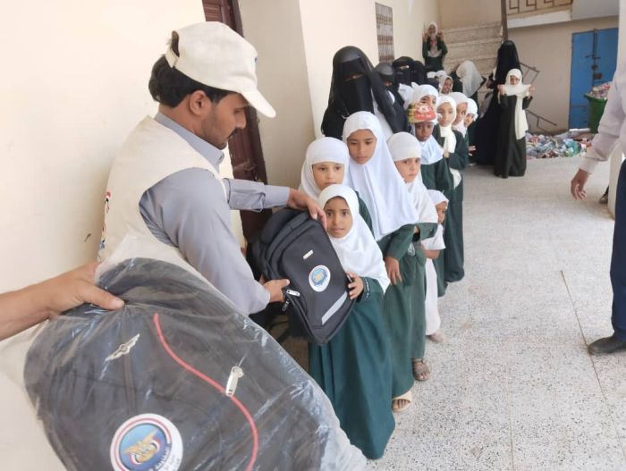 إنسانية المقاومة الوطنية تواصل توزيع الحقيبة المدرسية في مدينة مأرب