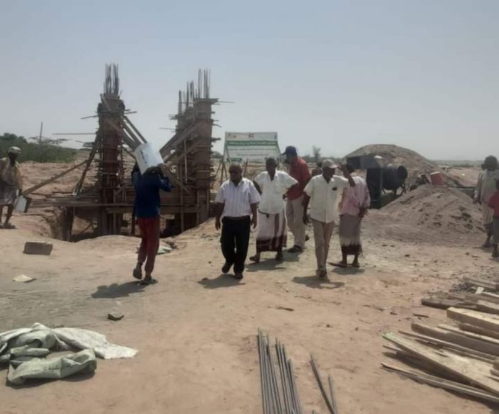الحديدة.. مدير عام حيس يطلع على سير العمل في مشروع مياه قرية بيت بيش