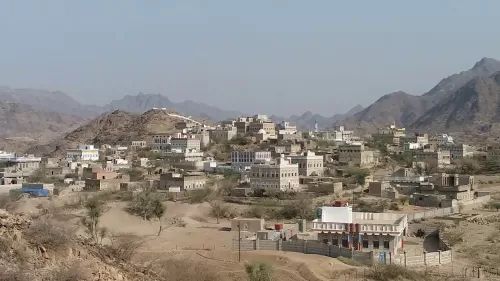 مليشيا الحوثي تستهدف قرى آهلة بالسكان في الحدود الإدارية بين تعز والحديدة