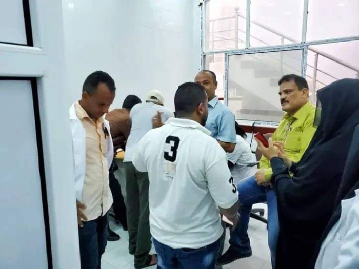 مدير عام مكتب الصحة بتعز يزور ذو باب المندب