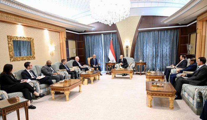 رئيس مجلس القيادة الرئاسي يستقبل المبعوث الأميركي
