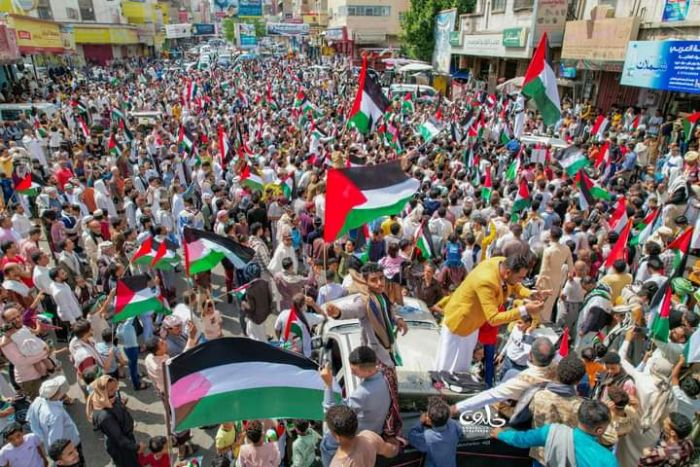 تعز.. تواصل الزخم الشعبي المناصر للقضية الفلسطينية
